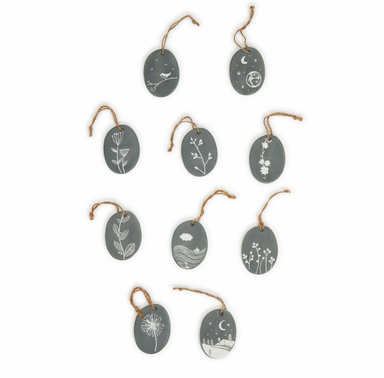 Sgraffito Oval Ornament